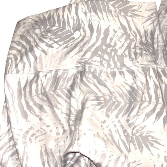 Lululemon Wunder Under Pant (Hi-Rise) Palm Camo White Nimbus size 6 - Picture 9 of 9